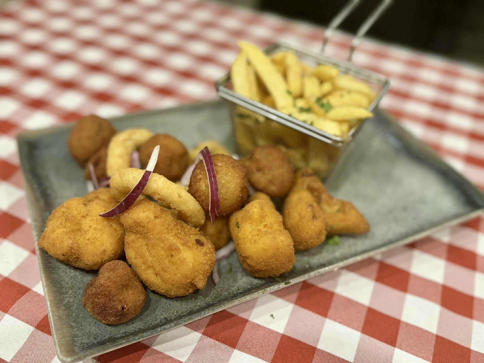 Rántott karfiol, rántott gomba, sült burgonya