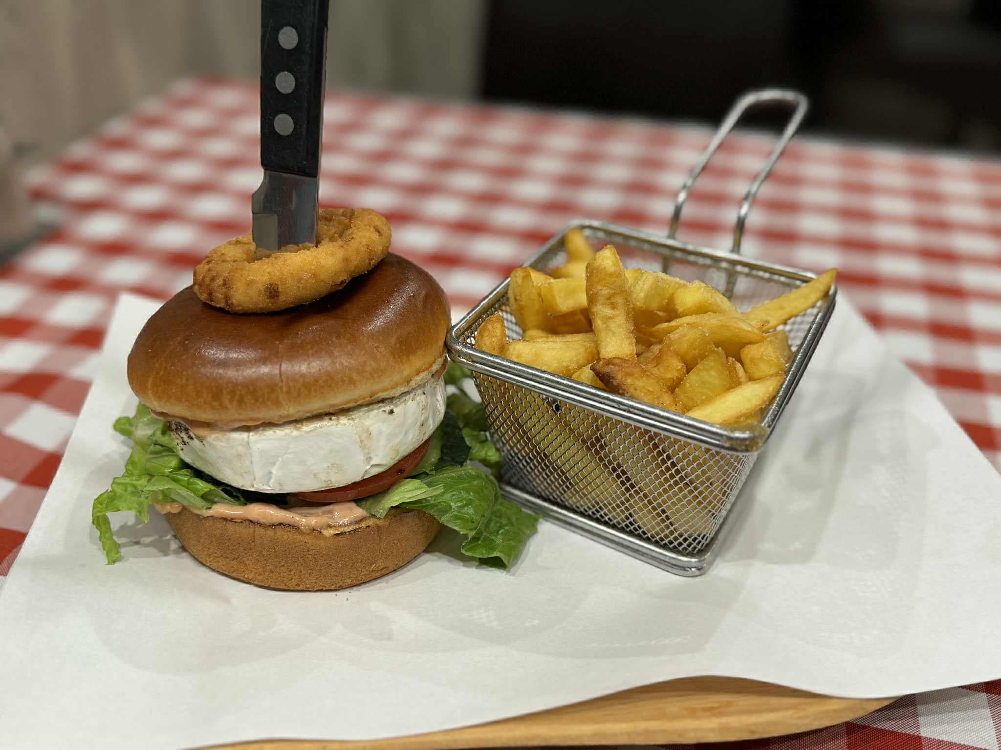 „Hung(a)ry” vega burger, sült burgonya (grill sajttal)